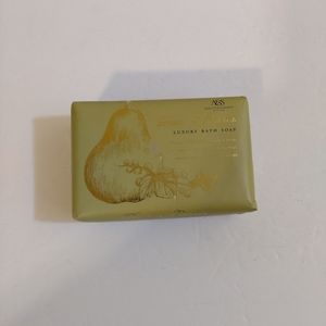 New Asquith & Somerset England, Pear & Cassis Luxury Bath Soap